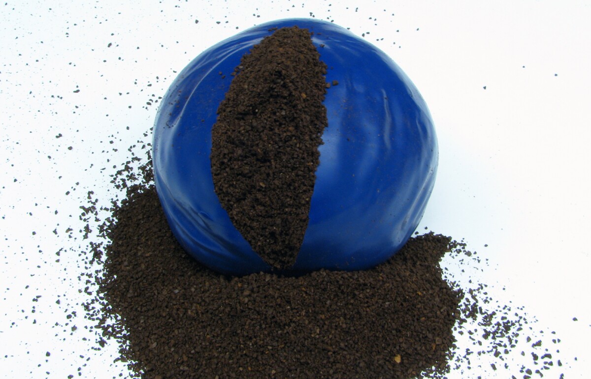 The universal gripper is made from a party balloon filled with coffee grounds (Image: John Amend, Cornell University)