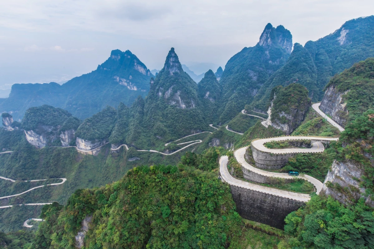 The 99 curves of the Tianmen Shan Big Gate Road