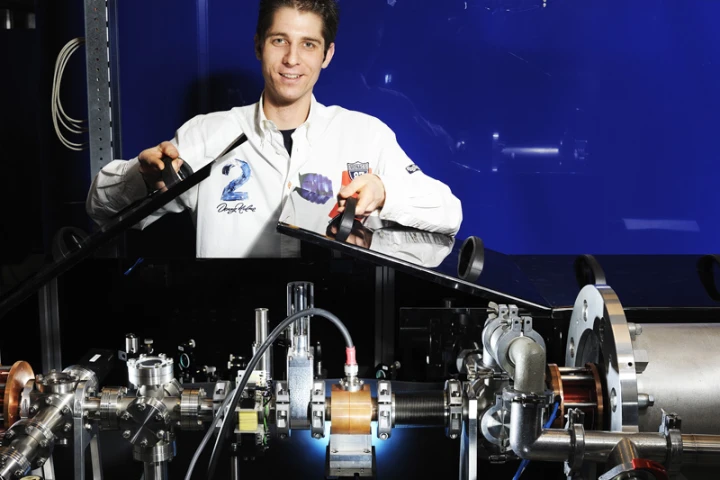 Thijs van Oudheusden with his "poor man's X-FEL" (Photo: Bart van Overbeeke)