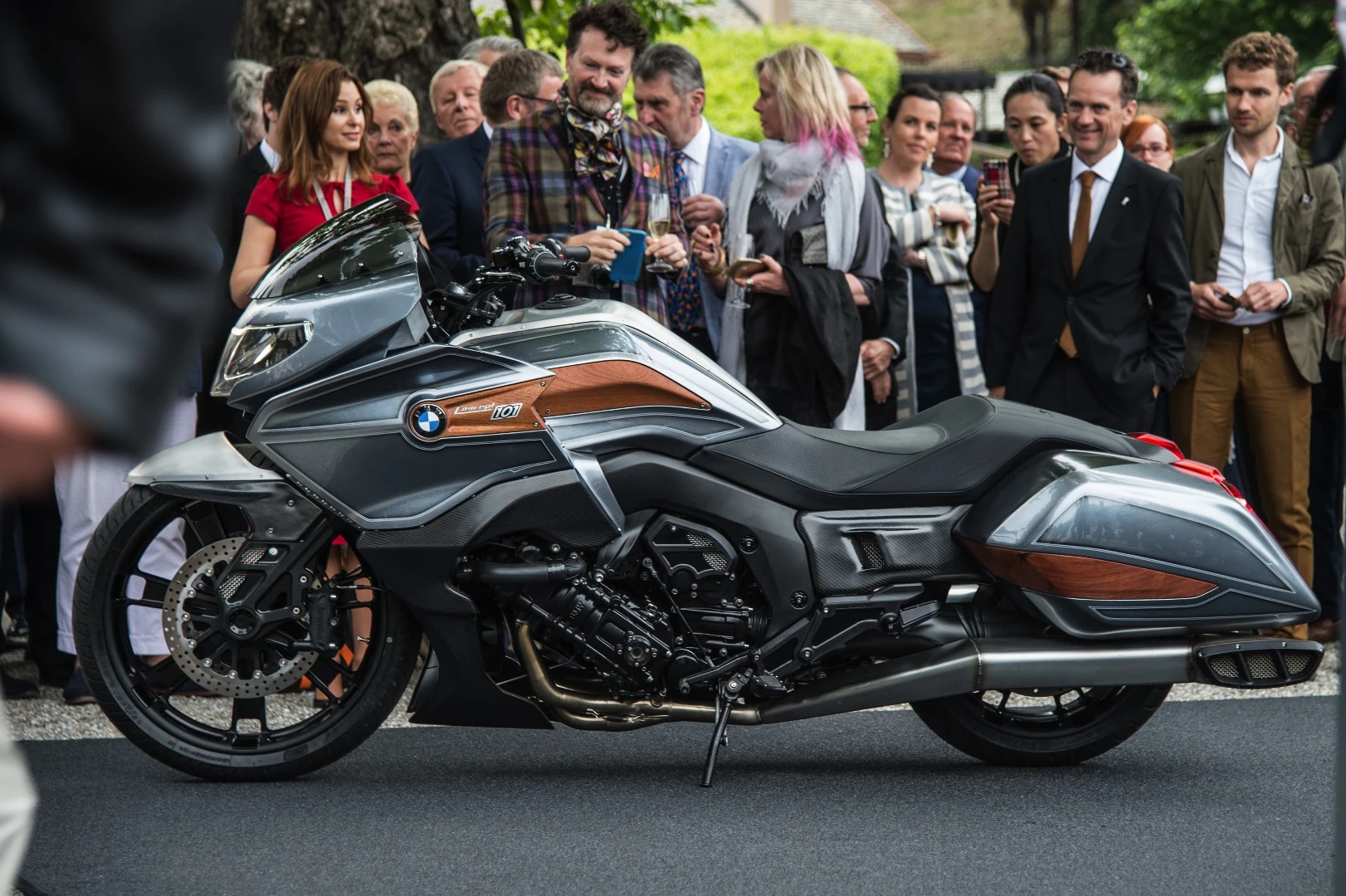 BMW doesn't mess around with its concept bikes. If they make waves, the bikes tend to make it to production. People loved the Concept 90 in 2013, and it quickly became the very popular R NineT production bike. Likewise, the Concept Roadster provided a blueprint for the updated R 1200 R that was released this year. Both these concepts were debuted at the Concorso d'Eleganza Villa d'Este in Como, Italy, and versions of both made it to production quick smart. So this year's effort, the BMW Concept 101