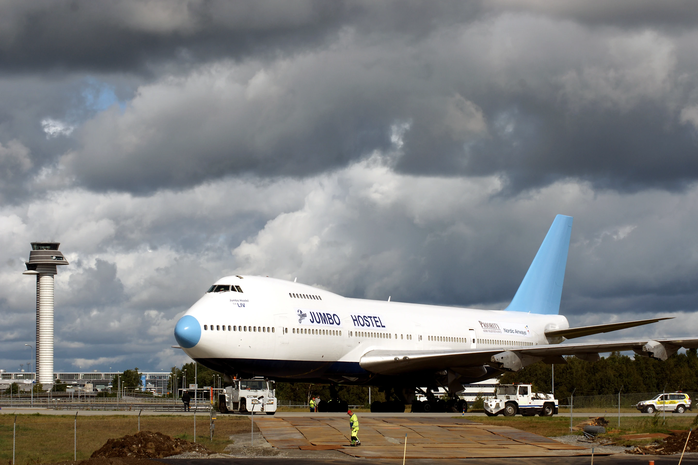 Sitting at the entrance of the airport, the Jumbo Hostel features several categories of rooms and provides an alternative for overnight airport accommodation (Photo: Lioba Schneider)