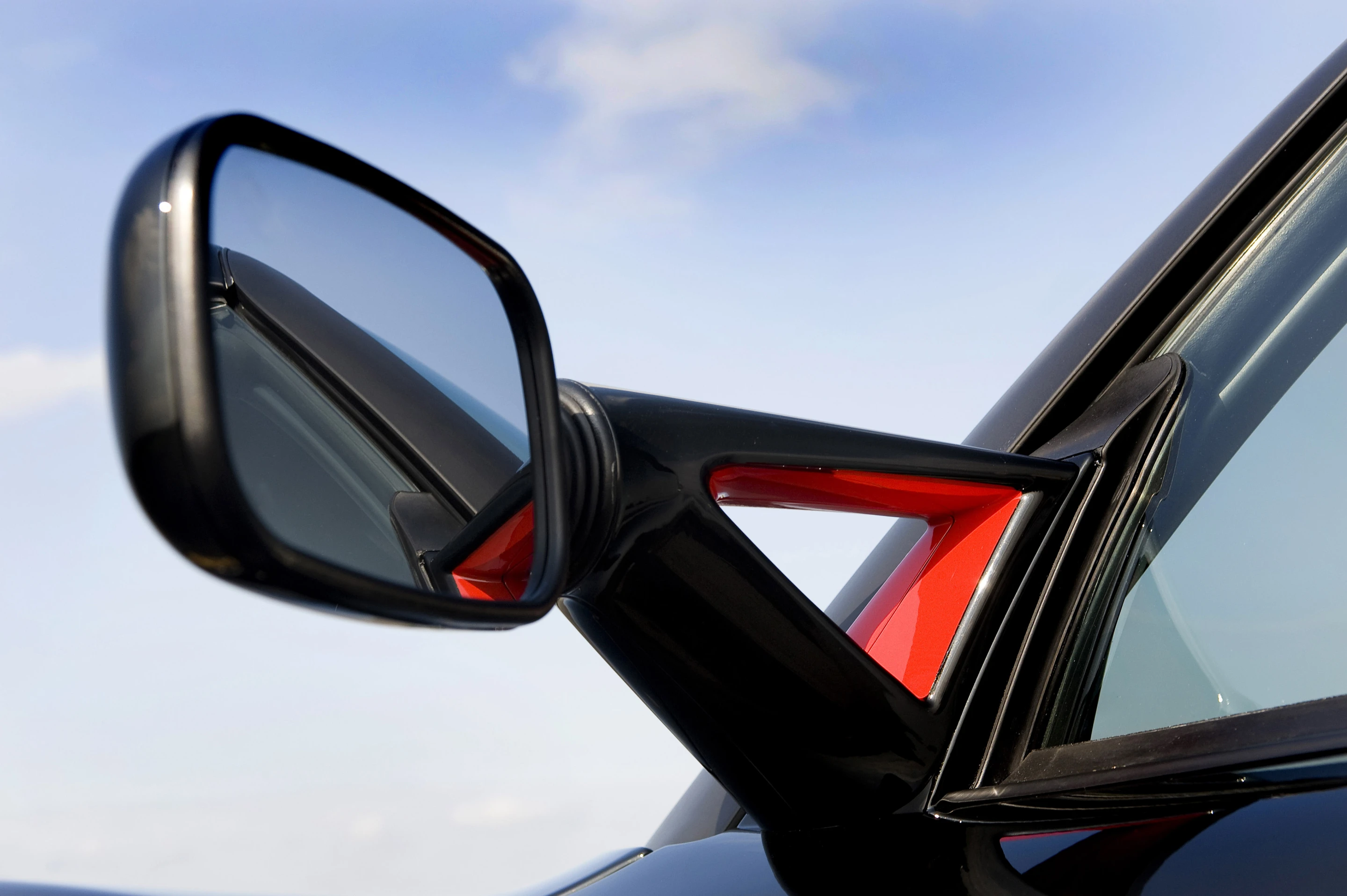 Red accents on the wing mirrors
