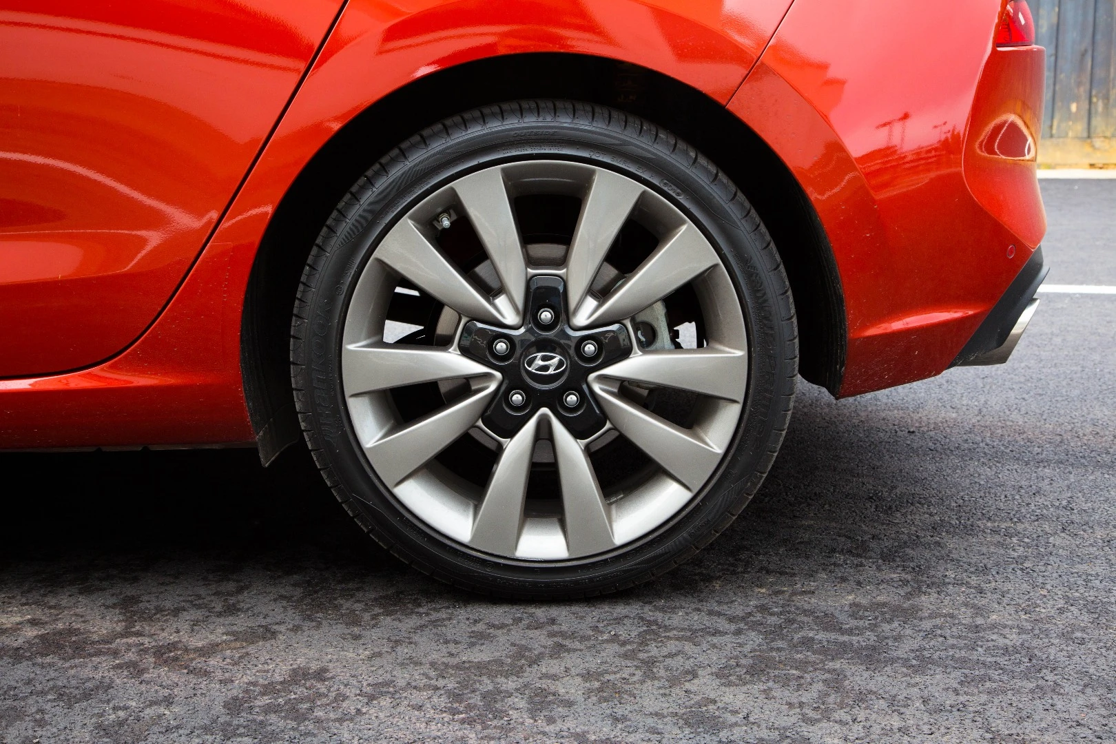The i30 SR rides on unique 18-inch wheels