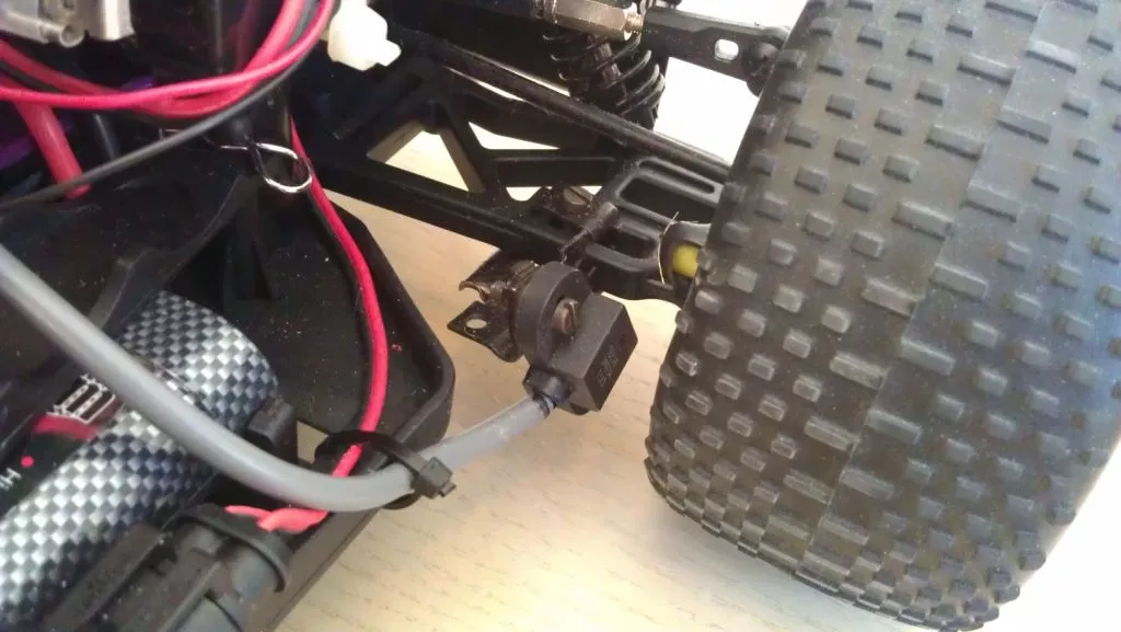 A Hall effect sensor registers speed information from two magnets attached to the rear wheel