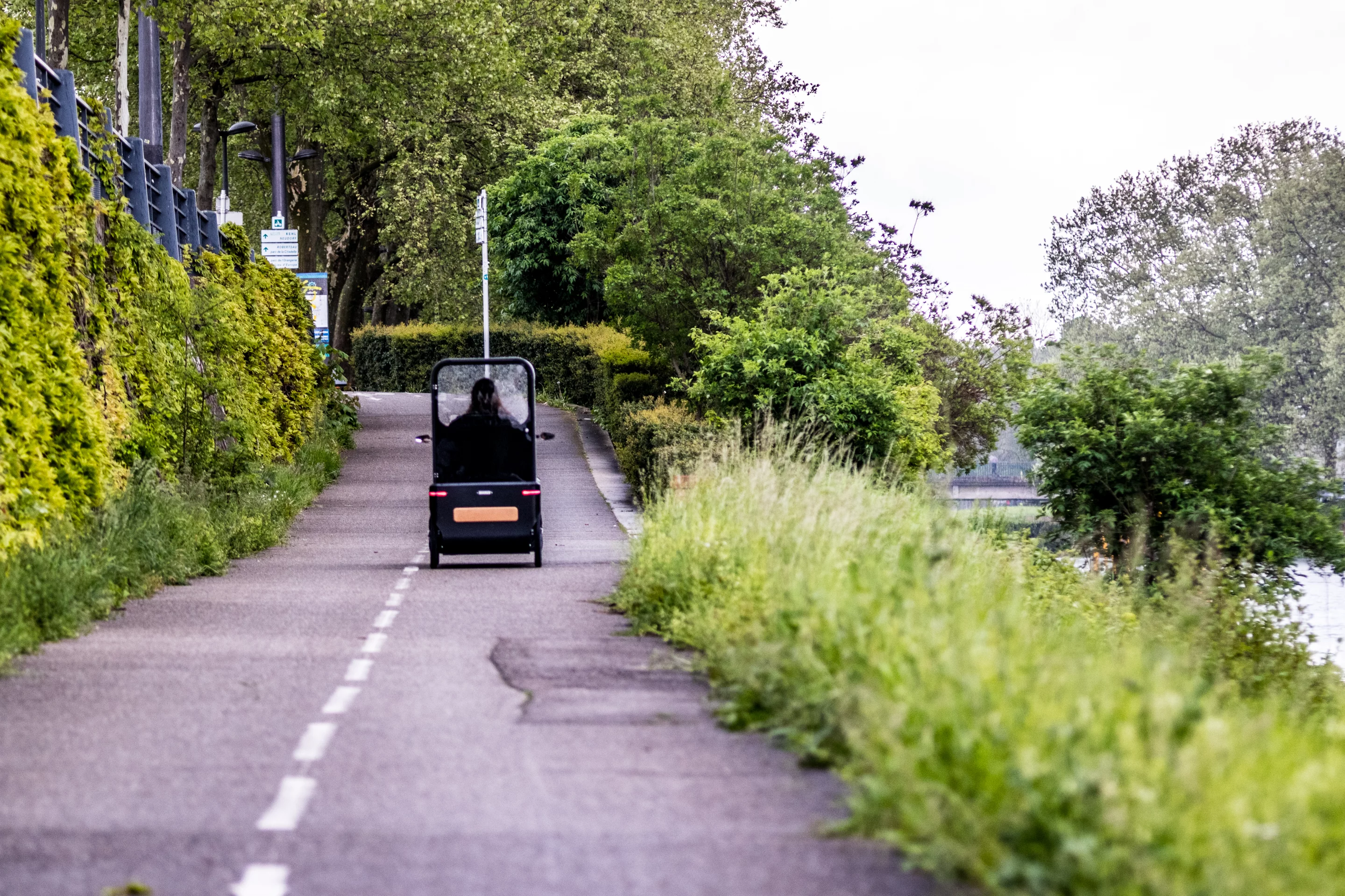 With a width of 80 cm, the Karbikes e-vehicle is slim enough to roll on bike paths