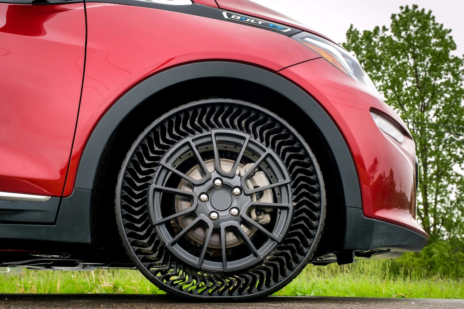 Michelin and GM will be testing the Uptis airless tire on a fleet of Chevrolet Bolt electric cars in Michigan later this year