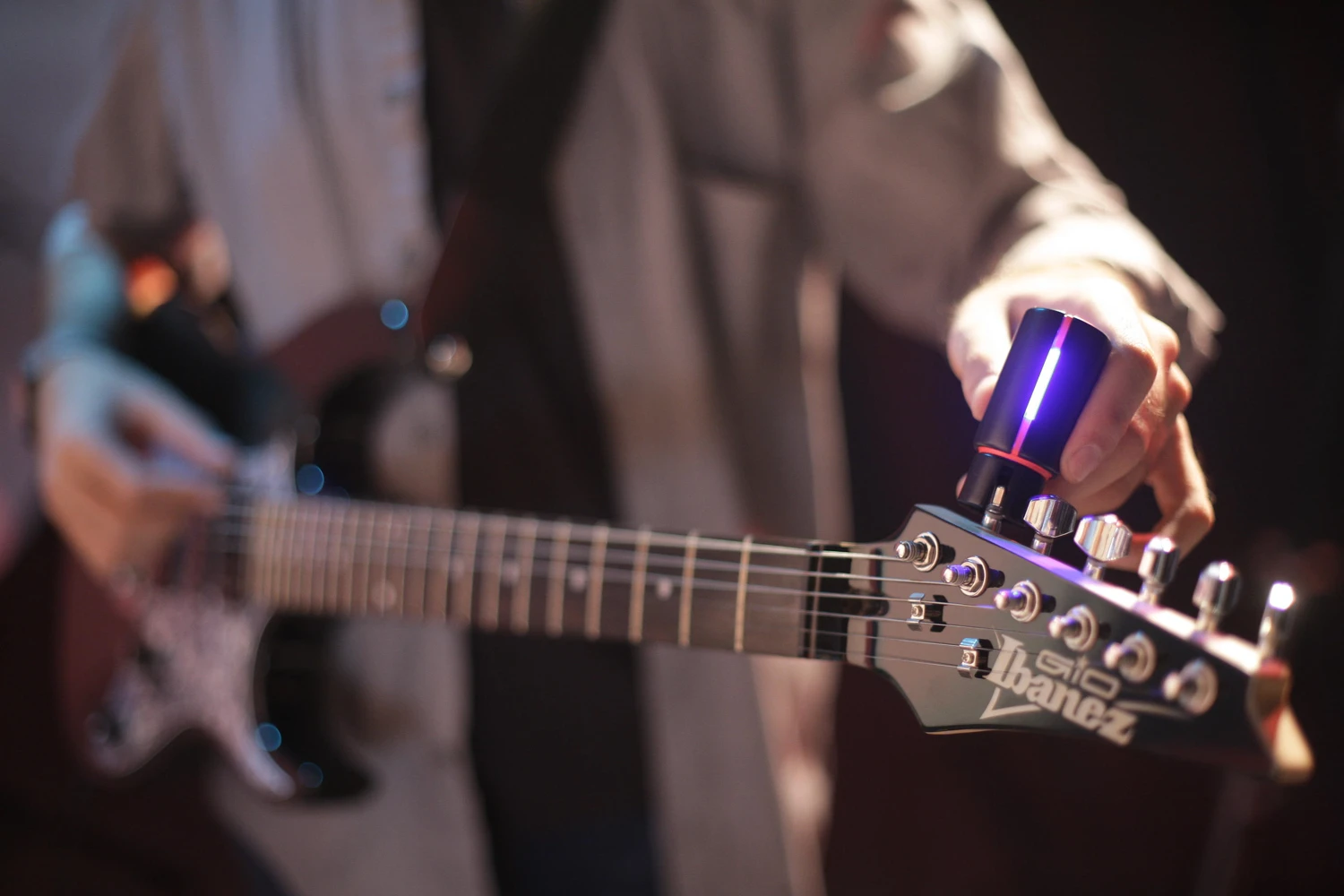 An LED strip on the top of the Roadie Tuner serves as an at-a-glance status indicator