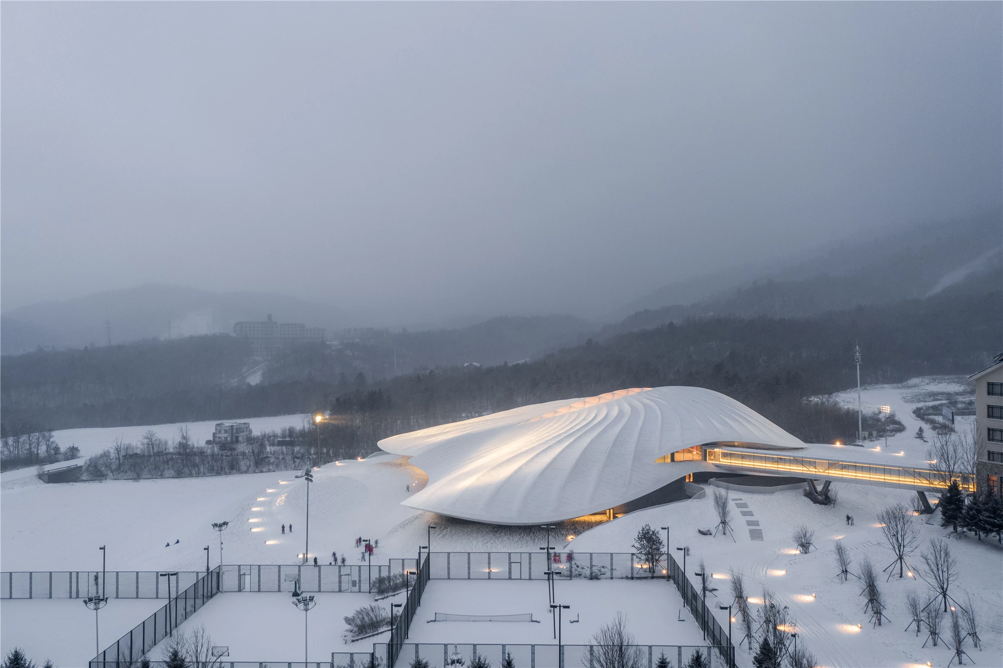 The Yabuli Entrepreneurs' Congress Center measures 16,000 sq m (roughly 172,200 sq ft), which is spread over four floors