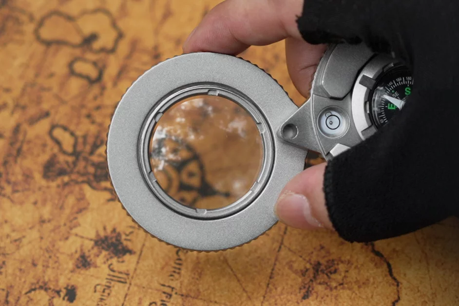 The magnifying glass in use