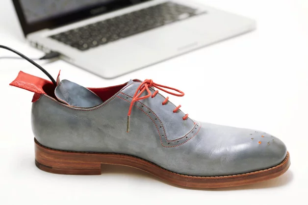 Uploading of a home destination can be achieved with the use of custom-made mapping software, via USB cable