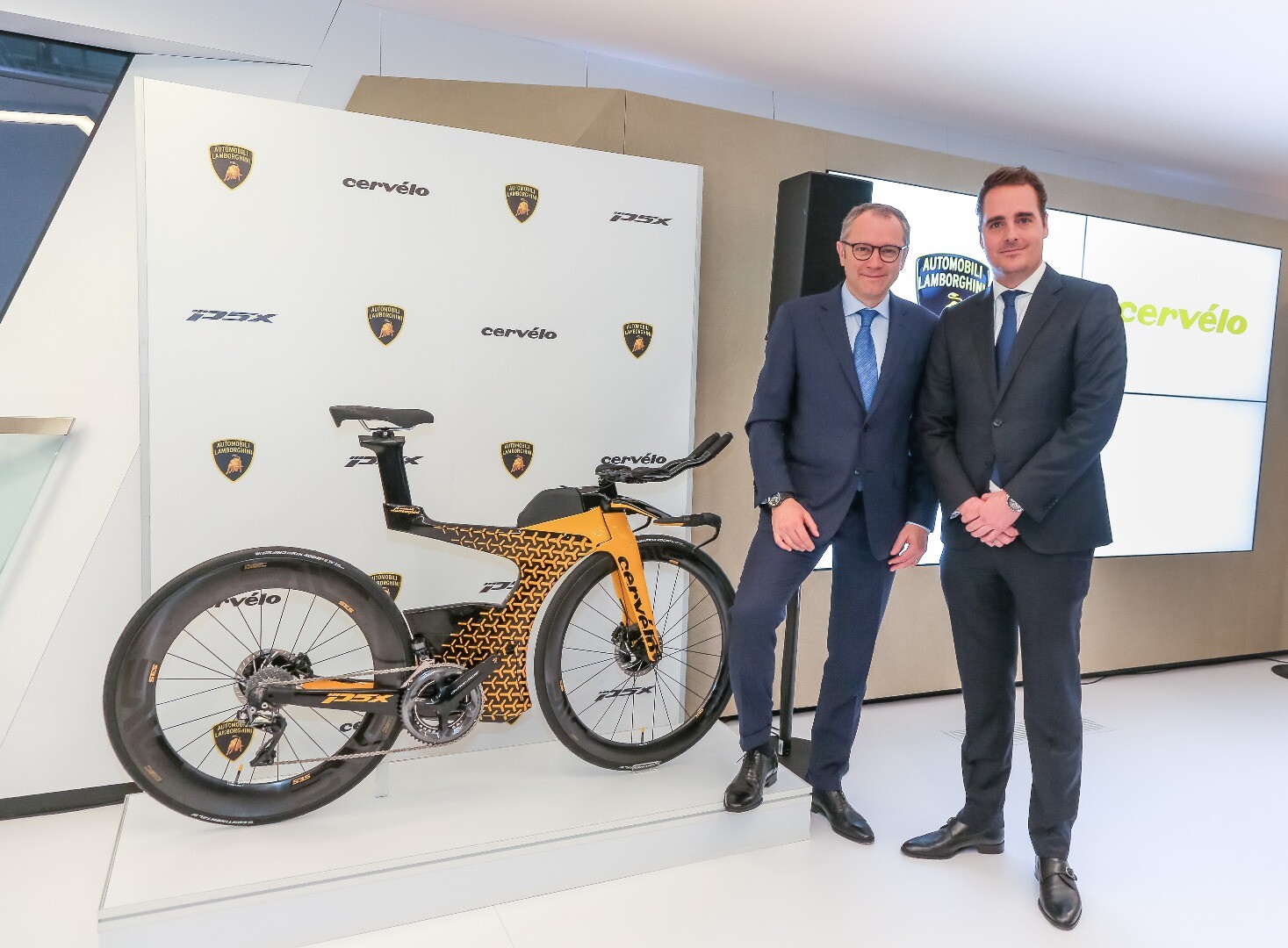 works its muscles with Cervélo triathlon bike