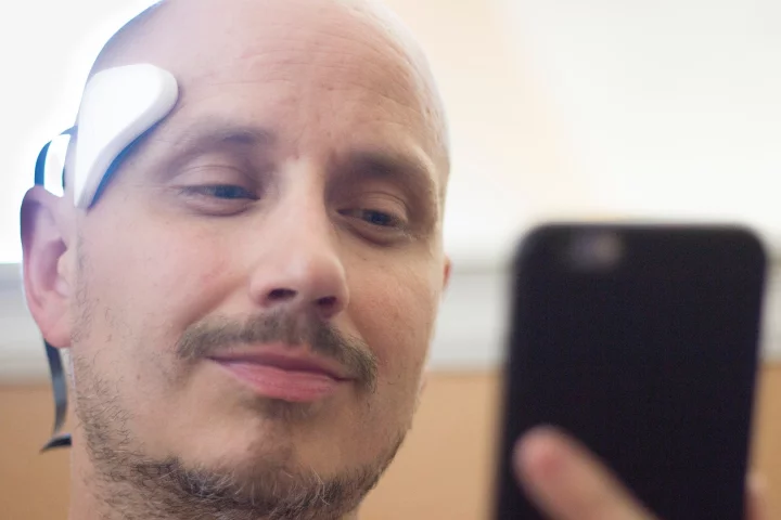 No need to visit Willie Nelson's tour bus; Gizmag gets buzzed on an innovative new wearable