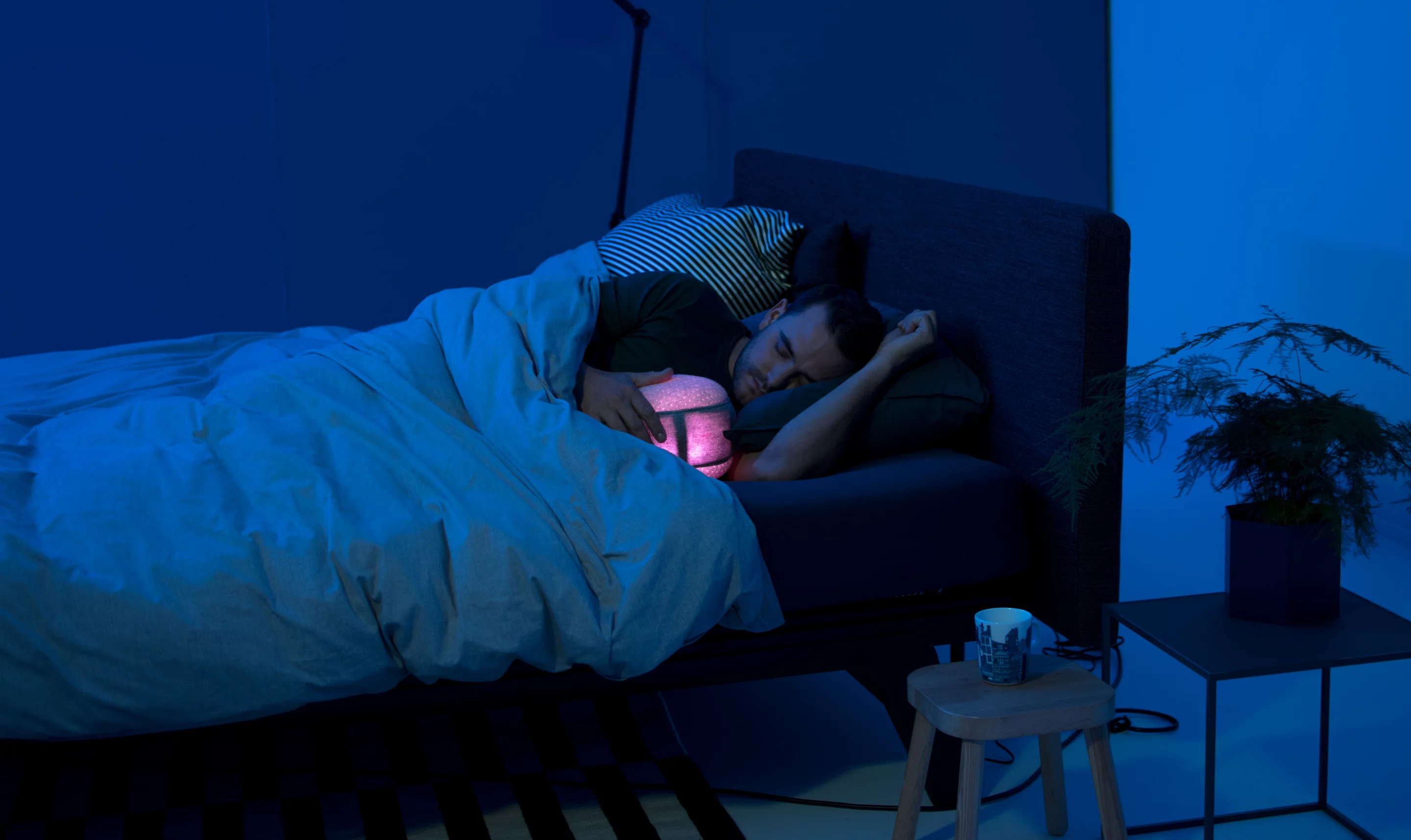 The device "breathes" in a rhythm that the sleeper then apparently mirrors