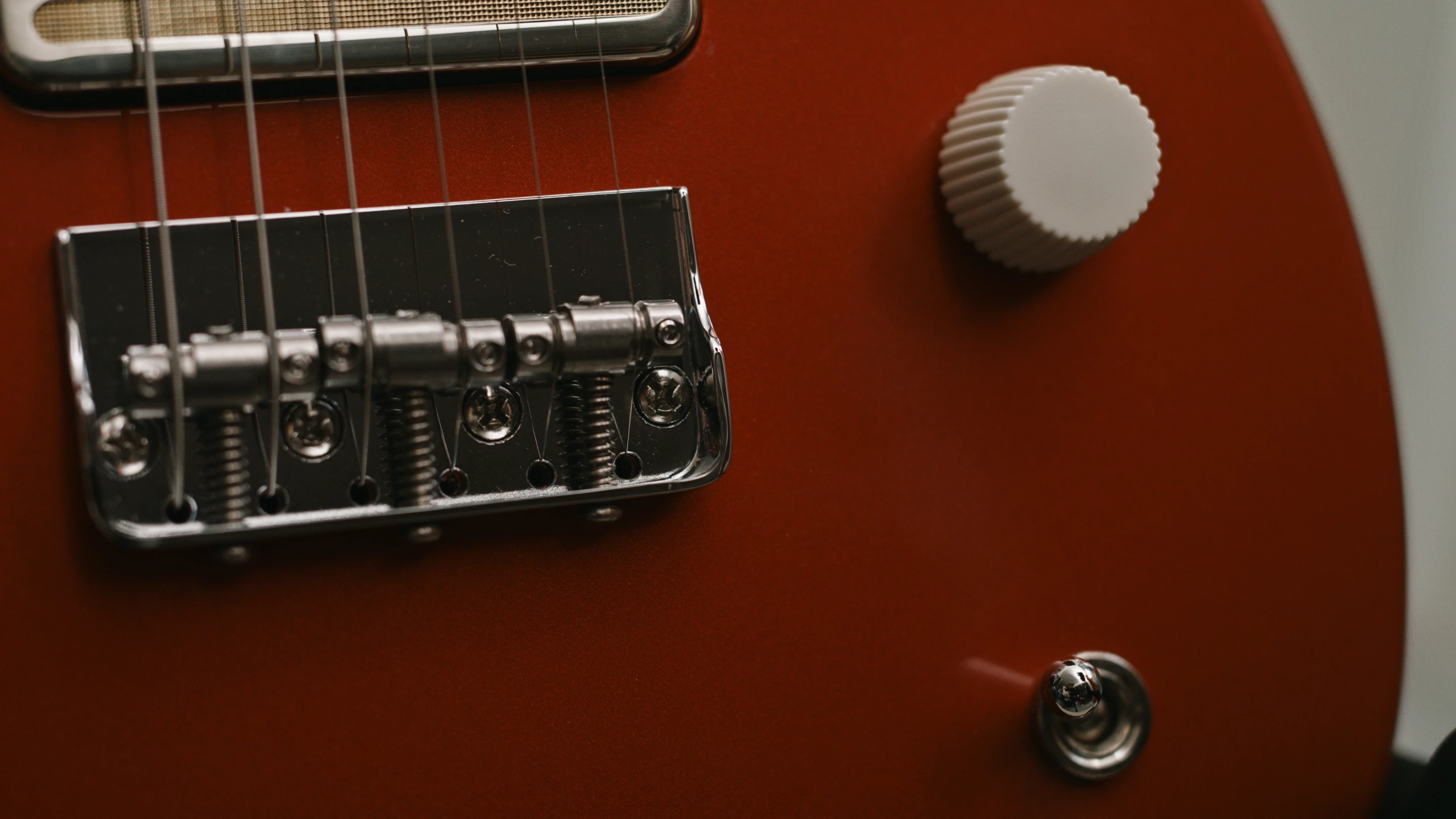 The Juno features a custom half-bridge, 3-way pickup selector and single push/pull volume and tone knob