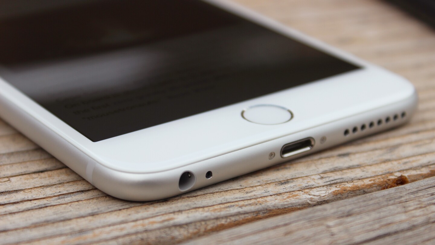 The iPhone 6 Plus has beautiful (and comfortable to hold) rounded edges (Photo: Will Shanklin/Gizmag.com)