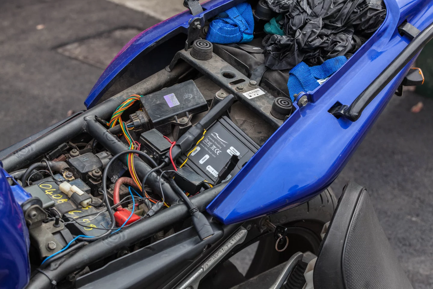 BikeHUD: brain unit installed under the seat (Photo: Loz Blain)