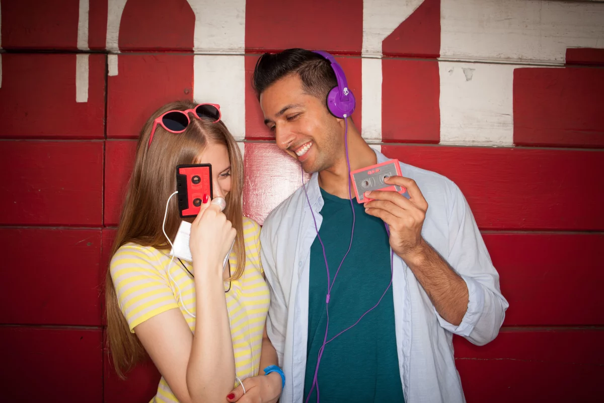 The compact cassette mix tape of old has been given a modern update by MakerBot Industries with a DIY home 3D print kit that snaps together to make a wonderfully retro tape-shaped Mixtape MP3 player