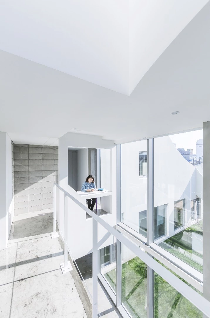 The Flying House has a total floorspace of 194 sq m (2,088 sq ft)