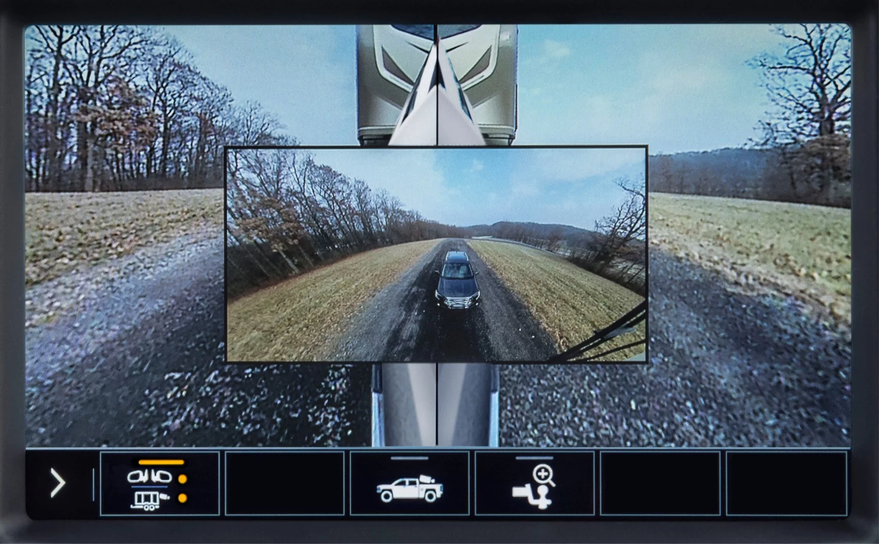 Trailer mounted camera view in the middle of left/right wing mirror split projection