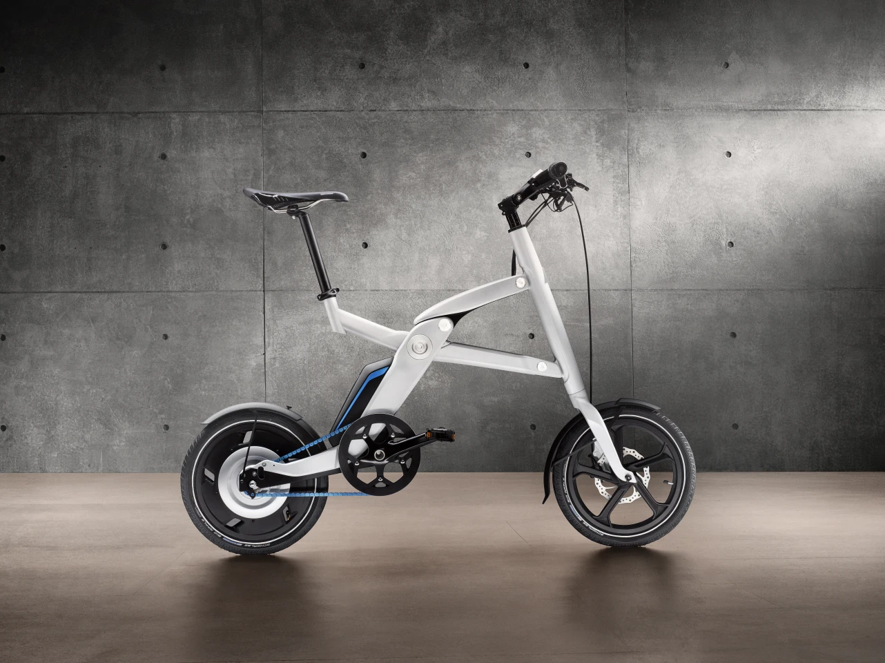 The i Pedelec's lithium-manganese battery pack is said to offer between 25 - 40 km (16 - 25 miles) per charge, depending on usage of rider profile