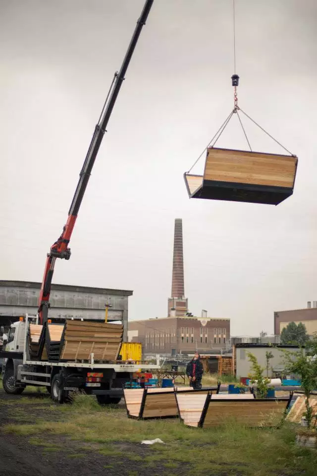 The B-And-Bee being installed at Belgium's Gentse Feesten festival (Photo: B-And-Bee)