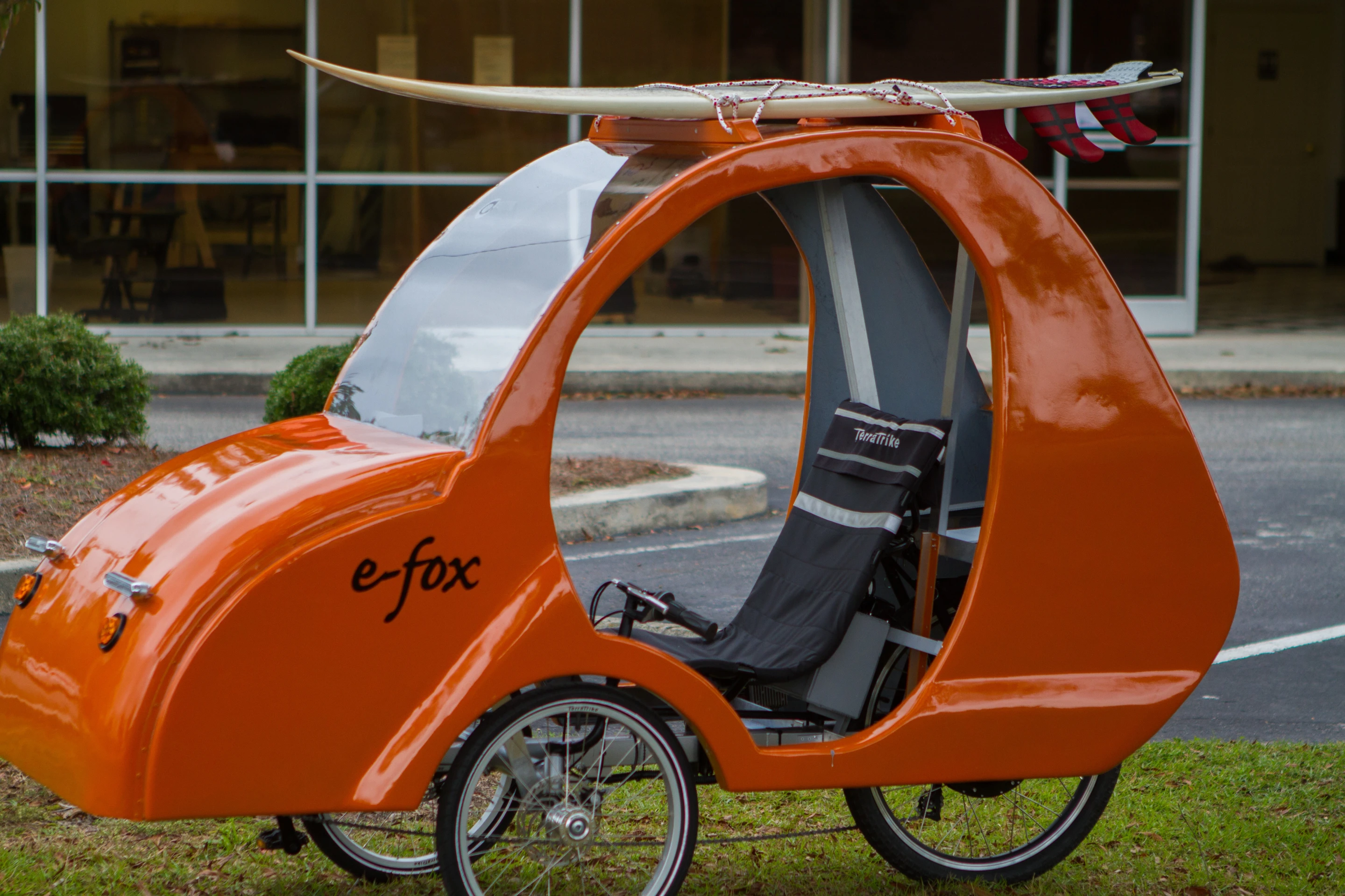 The e-fox uses an existing Terra Trike Rover recumbent tricycle as its platform