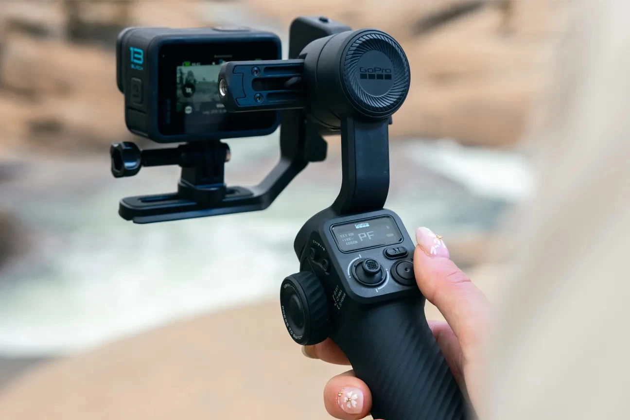 Users can operate the gimbal via the joystick control