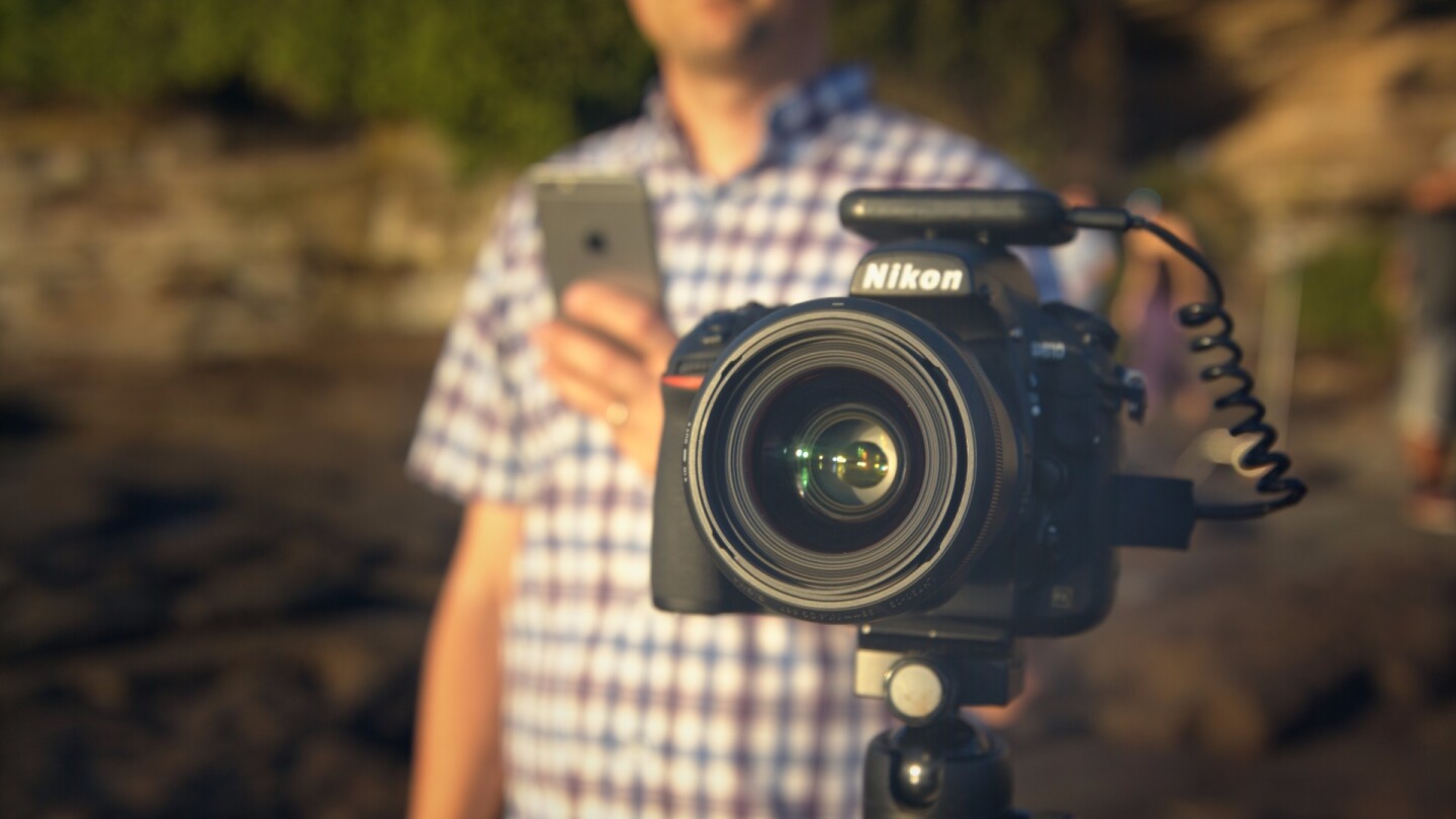 Once it's mounted on the hot shoe, plugged in, and wirelessly fired up via an iOS/Android app, the Arsenal assesses the camera's current shot