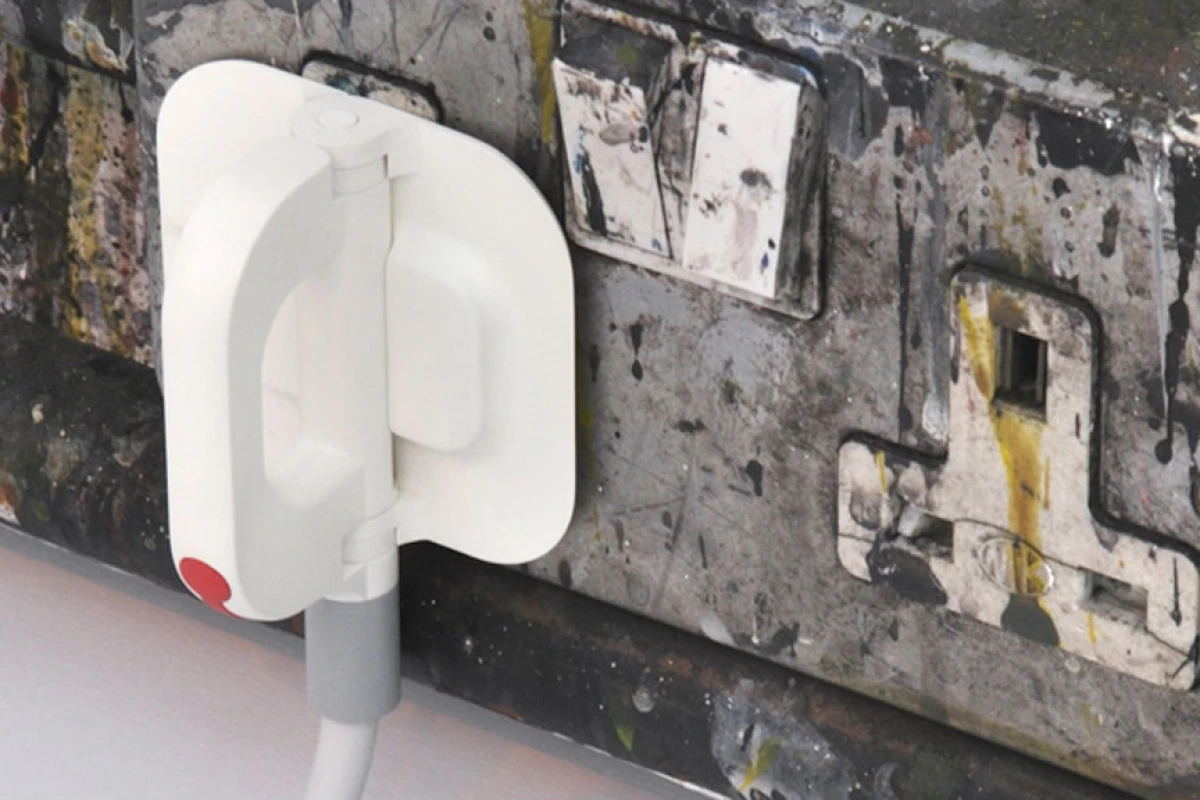 The Folding Plug is designed to to collapse flat for packing in a laptop bag (Credit: Min-Kyu Choi)