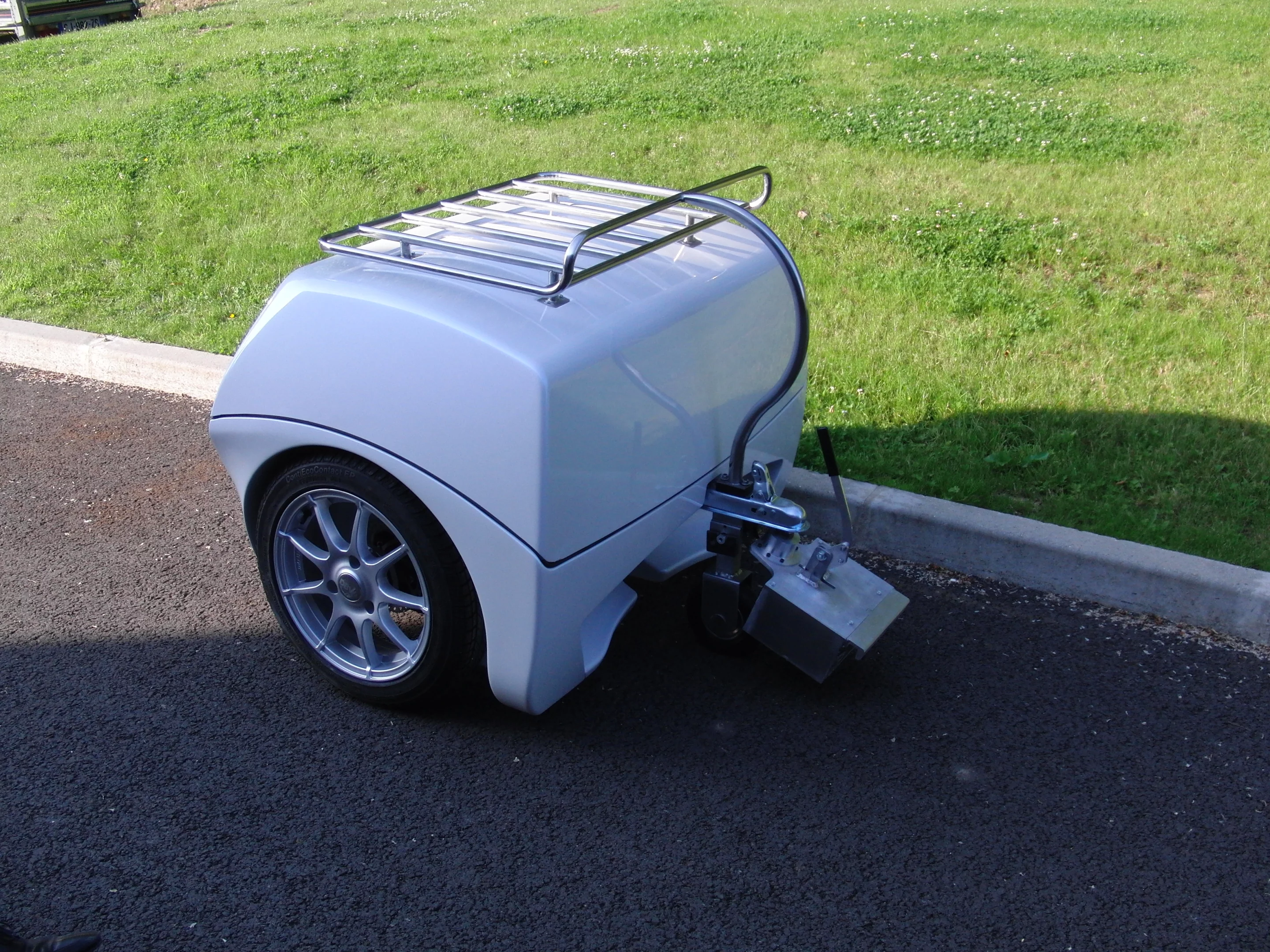 EP Tender system is hooked up to the vehicle while a charging cable is tethered to the battery