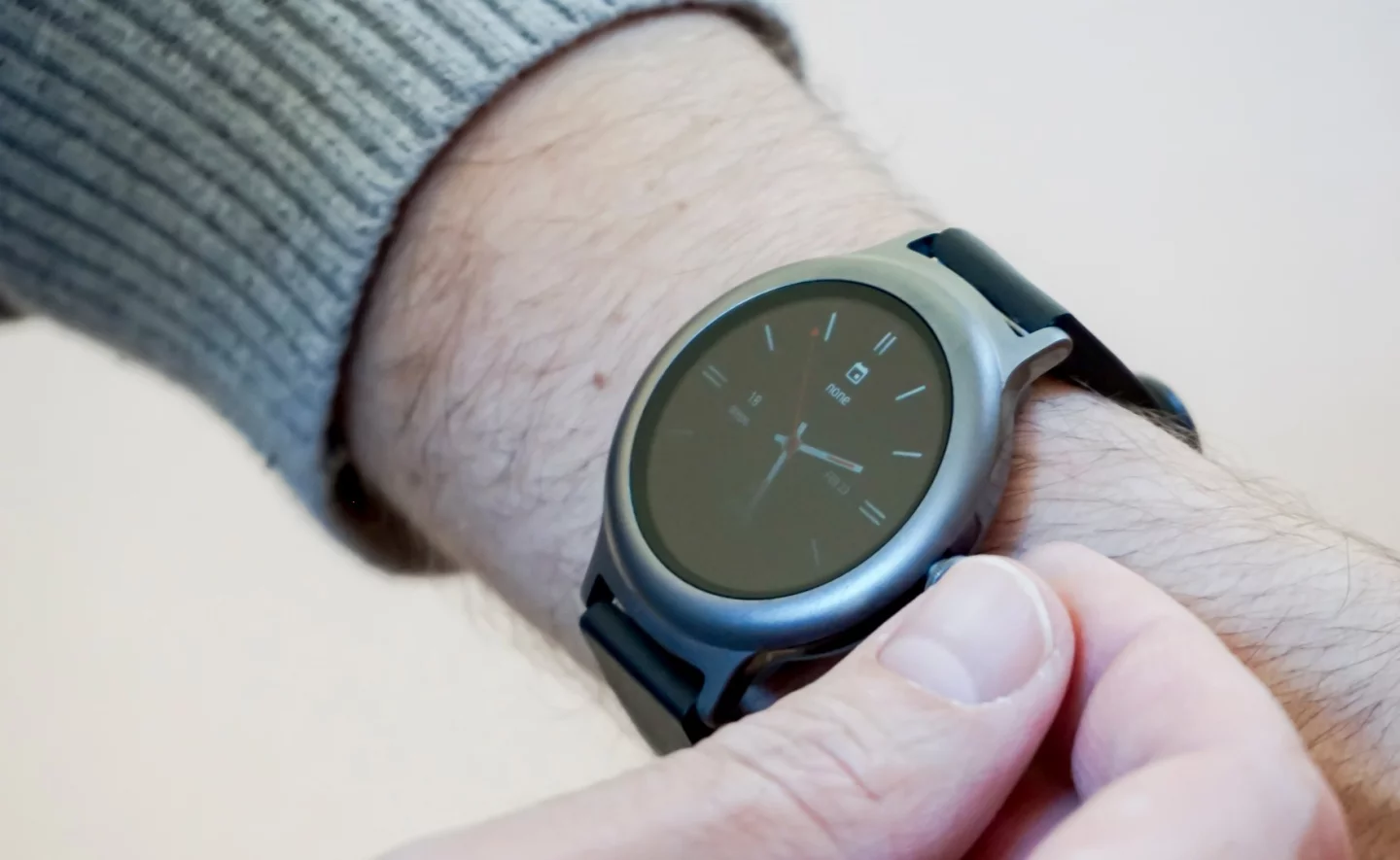 The Watch Style's rotating power button is a knockoff of the Apple Watch's Digital Crown