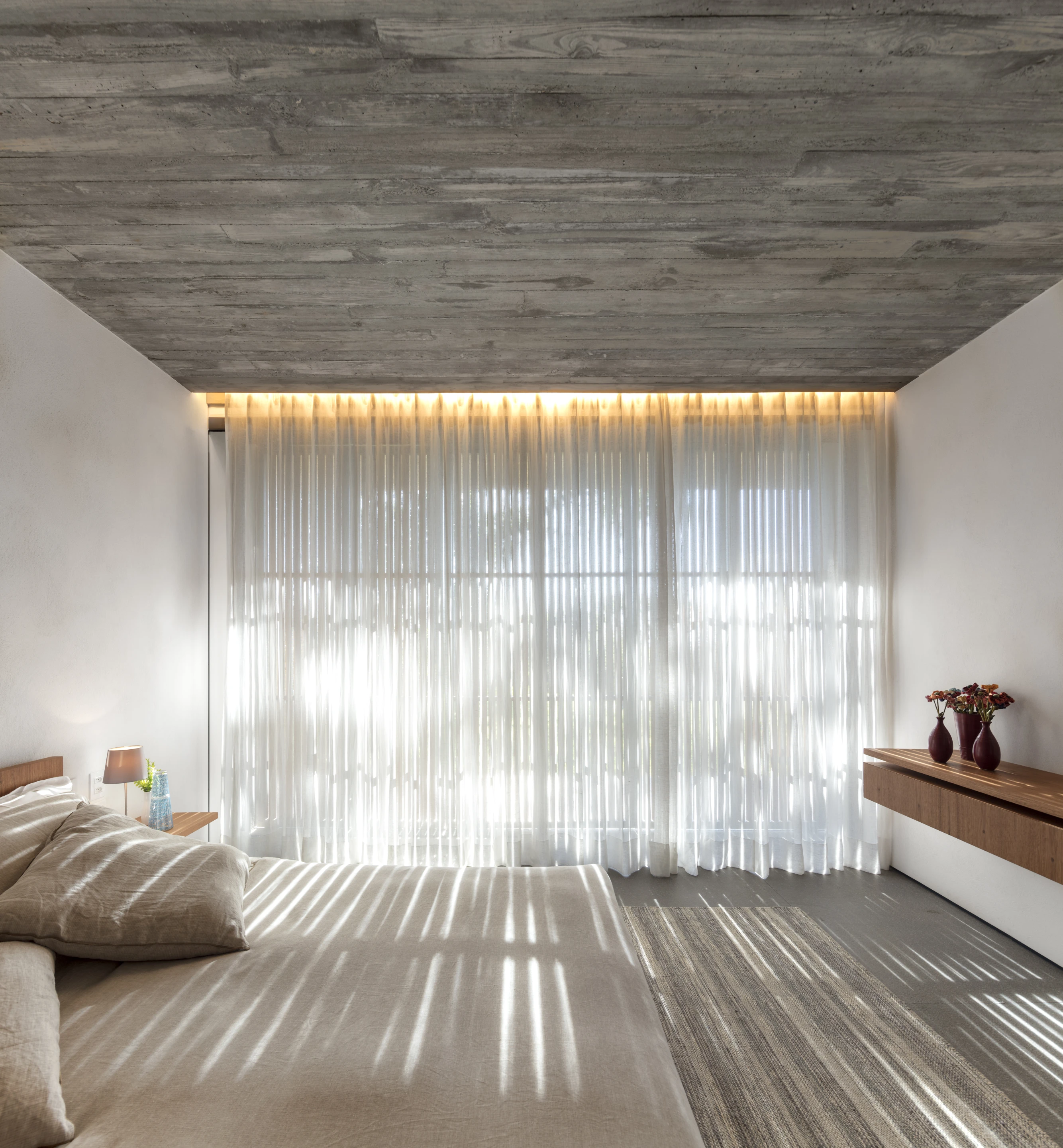 Planar House has a total floorspace of 1,000 sq m (10,760 sq ft)