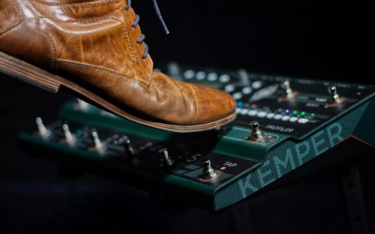 Five buttons cater for direct access to five different rig setups per performance