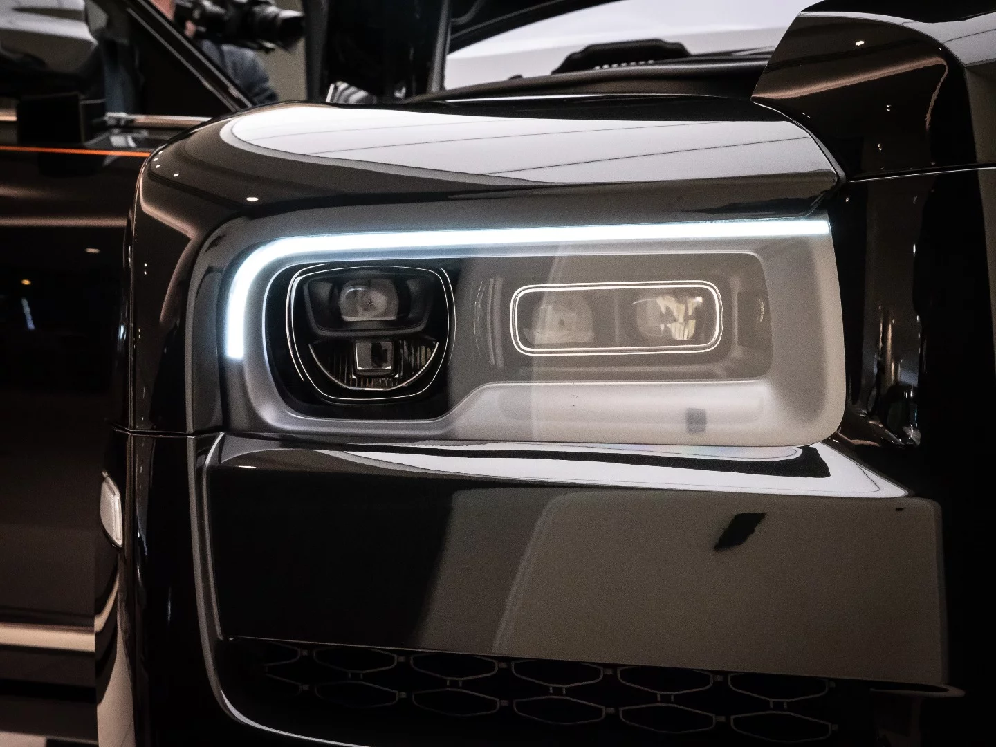 Rolls-Royce Cullinan: angel eyes are a little crass, thus, meet the Cullinan's angel eyebrows.