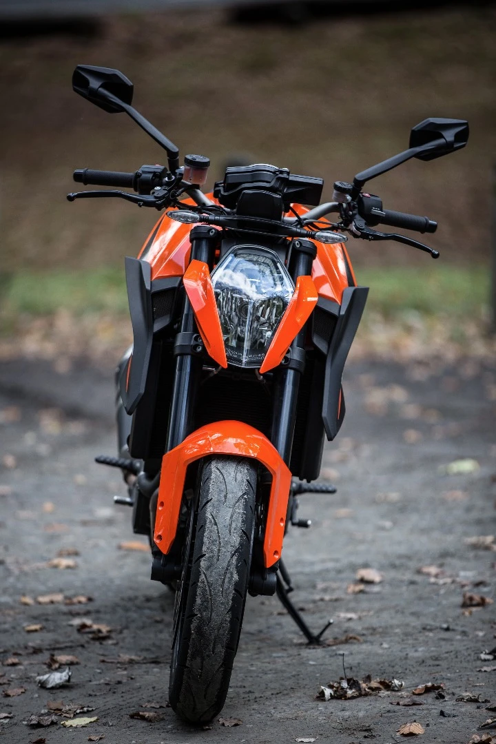 KTM 1290 Super Duke R: slim front profile
