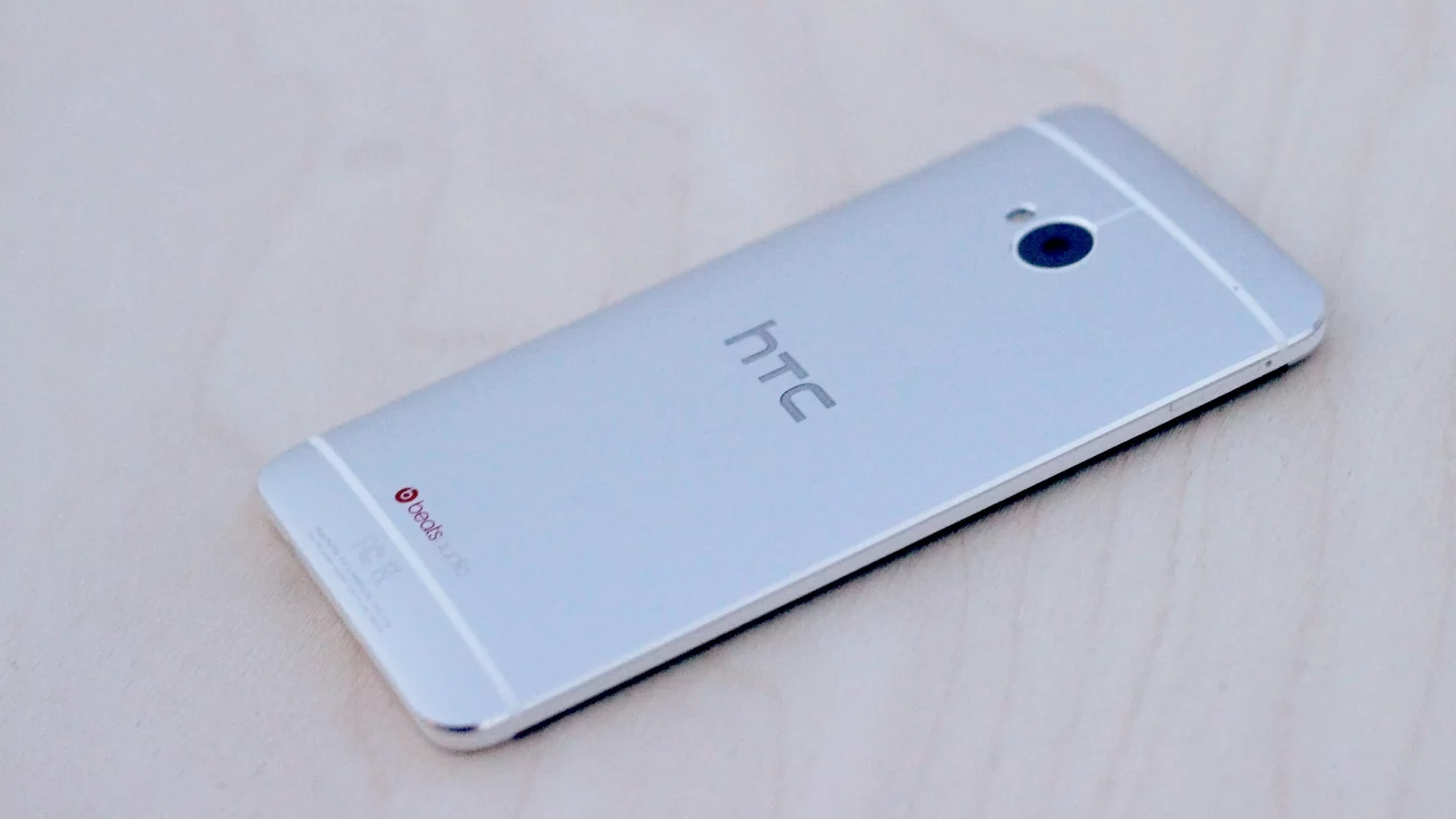 It's still hard to beat the sleek aluminum unibody construction of the One M7 (Photo: Will Shanklin/Gizmag.com)