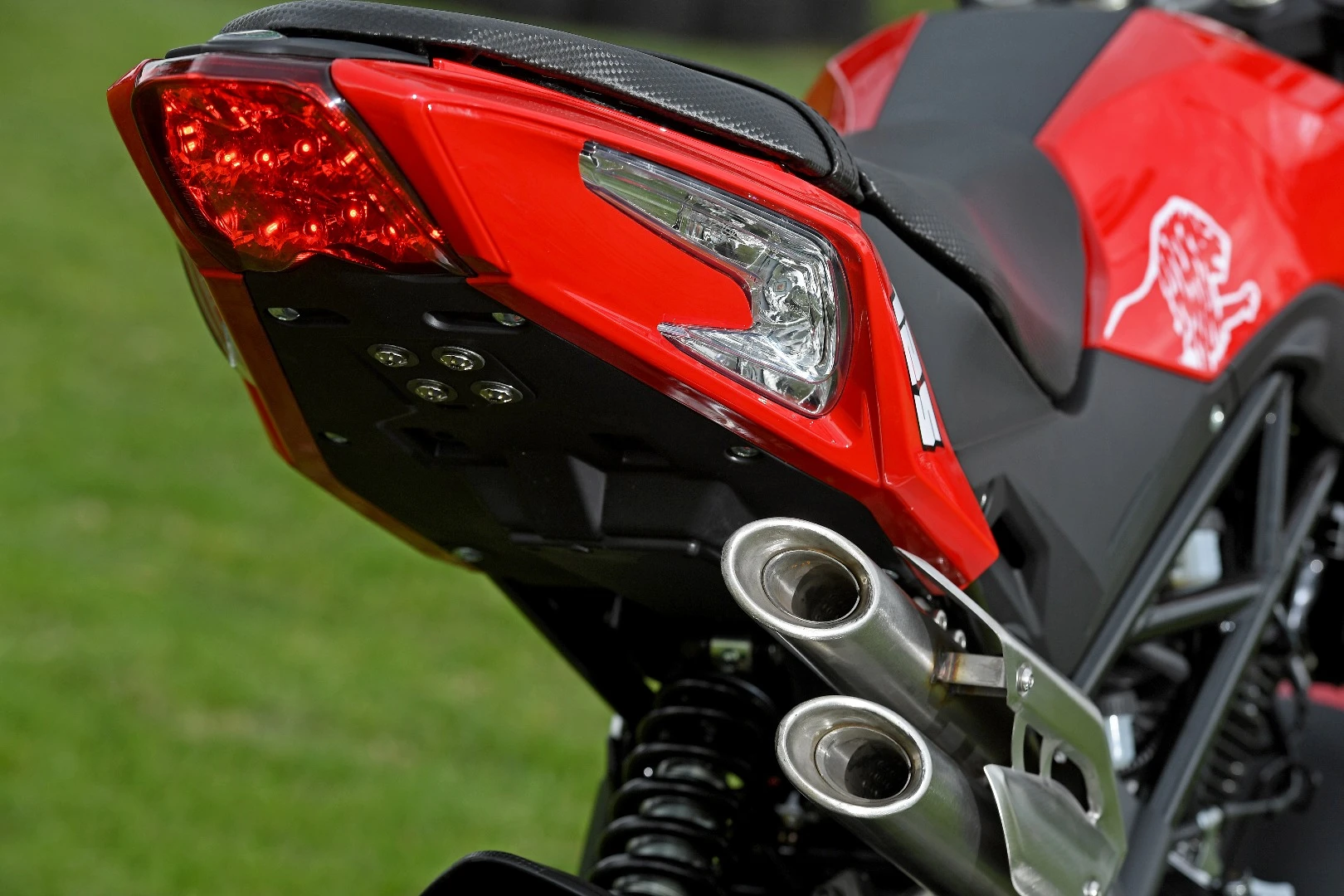 Benelli TnT125: tidy tail section and shotgun exhausts
