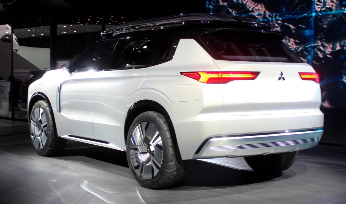 Mitsubishi didn’t state the size of the Engelberg Tourer’s battery pack, but we suspect it’s about the same 12 kWh pack that’s found in the Outlander PHEV