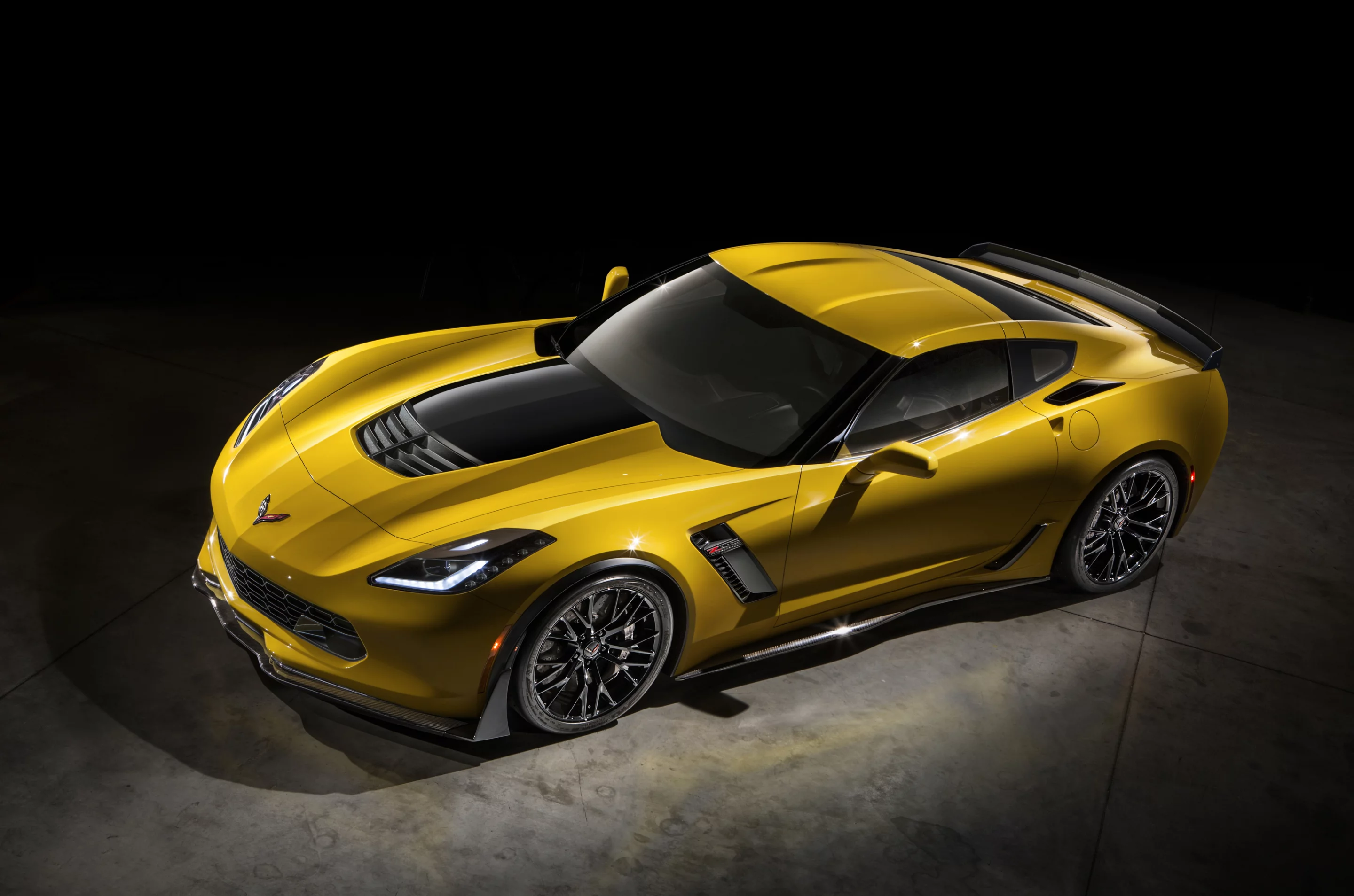 The Z06 keeps the Stingray’s SLA-type third-generation Magnetic Selective Ride Control dampers, re-calibrated to fit with the Z06’s increased performance demands