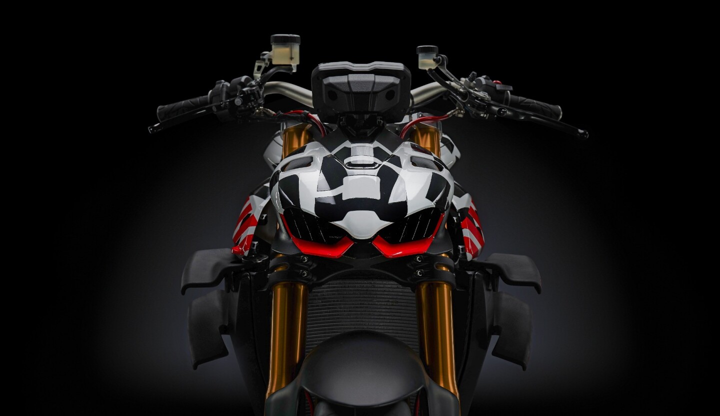 No matter how much Ducati is trying to obscure the Streetfighter V4 prototype's lines, the family resemblance with the Panigale's nose is evident