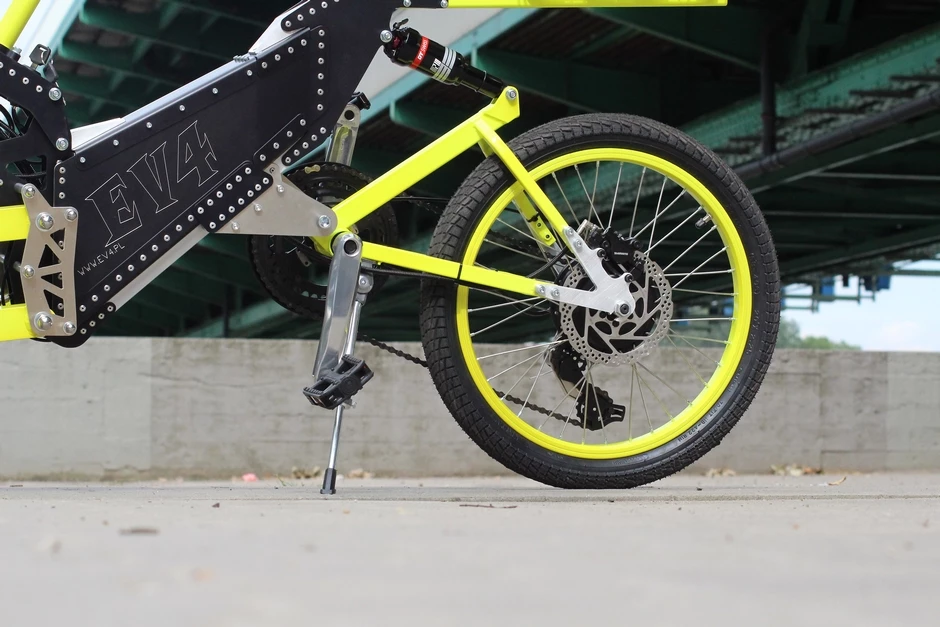 The 20-inch rear wheel hosts a 250 W hub motor, there's hydraulic disc braking and Shimano gears