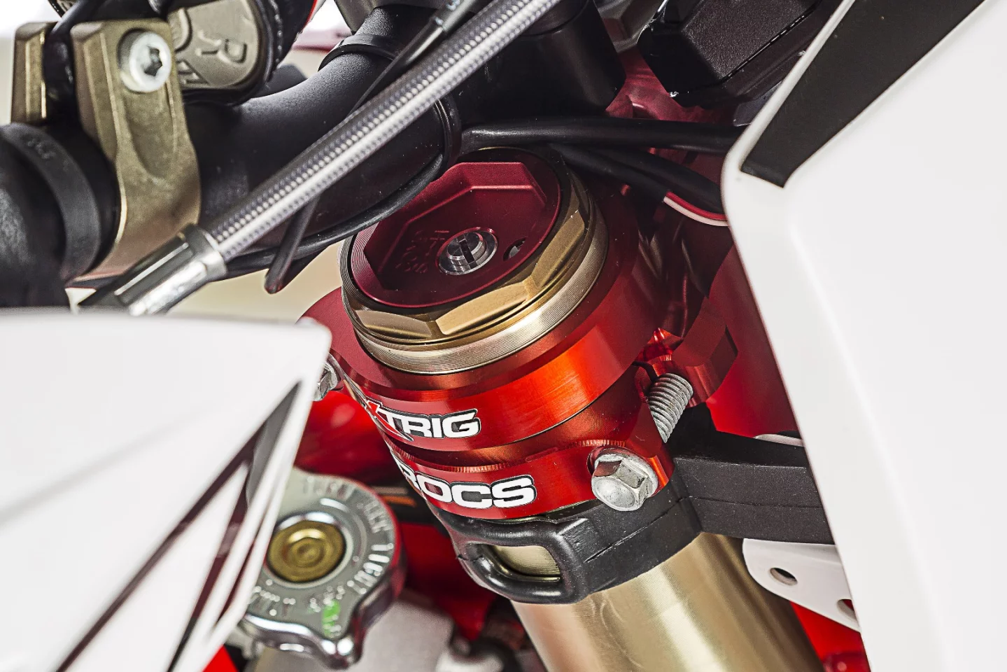 Gas Gas Enduro GP: Anodized red triple clamps are lighter than the standards