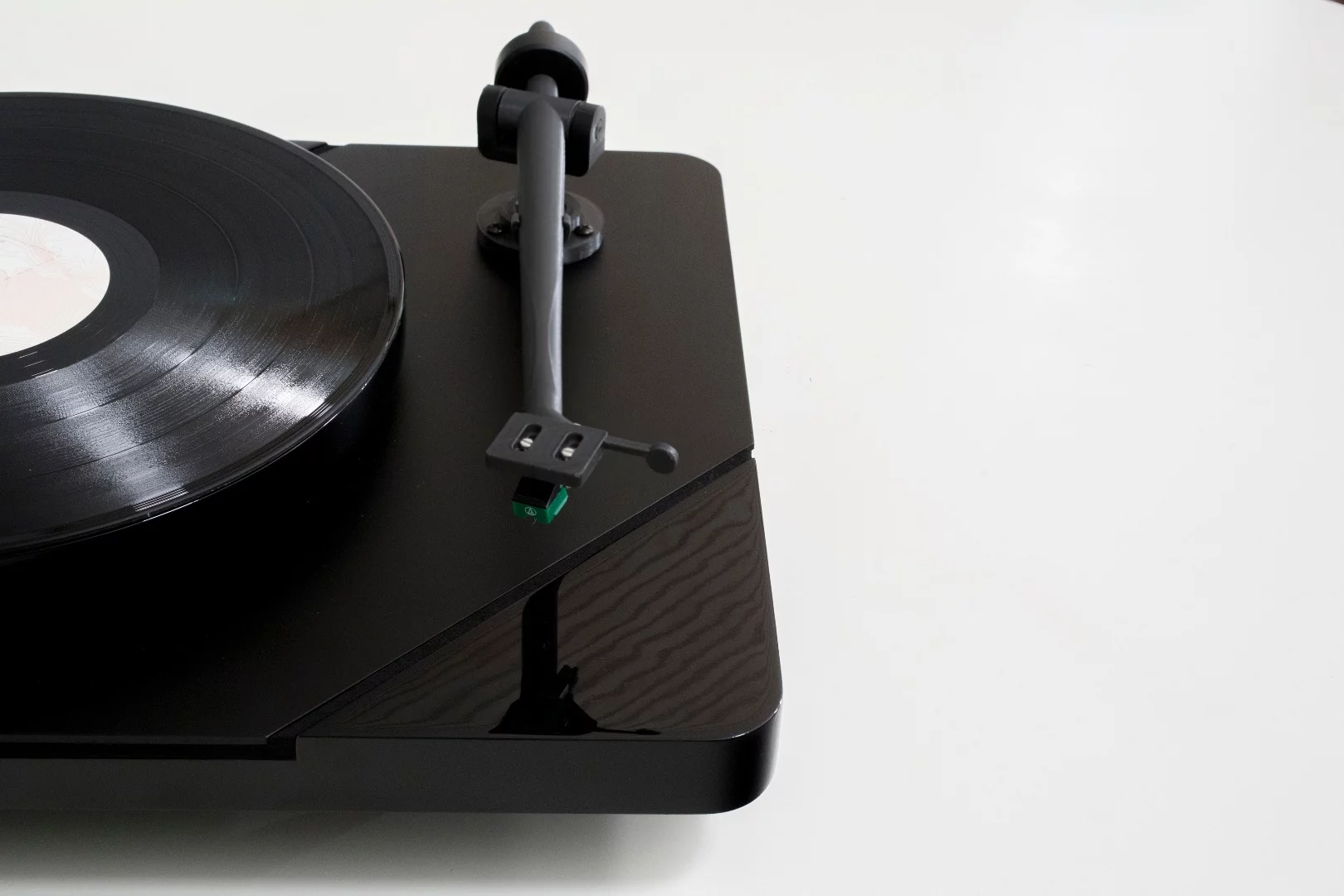The Logigram features a single piece 3D-printed tonearm