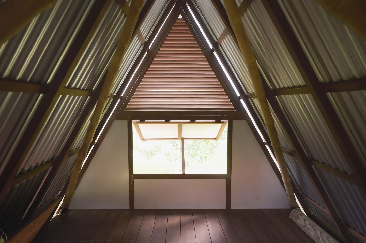 The Khudia Bari features a very simple interior layout consisting of just one room