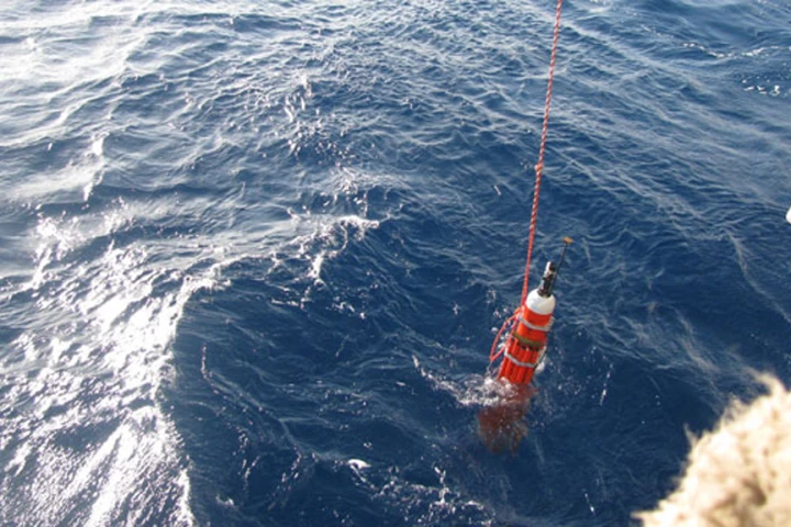 The SOLO-TREC autonomous underwater vehicle is deployed off the coast of Hawaii on an ocean endurance test, November 30, 2009 (Image: NASA/JPL/US Navy/Scripps Institution of Oceanography)