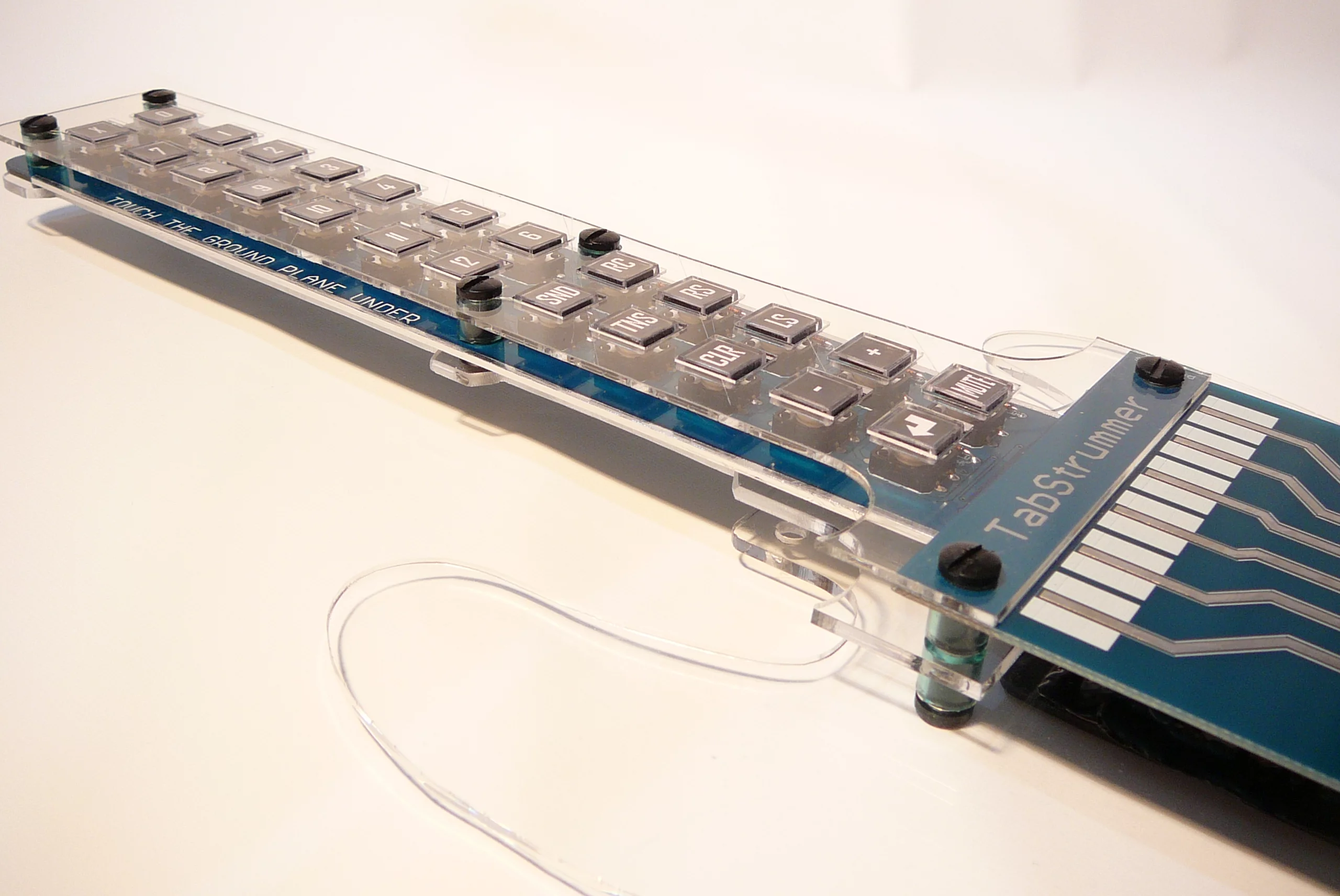 The neck hosts 24 clicky buttons, a dozen of which can be programmed with a chord shape and stored in the onboard memory