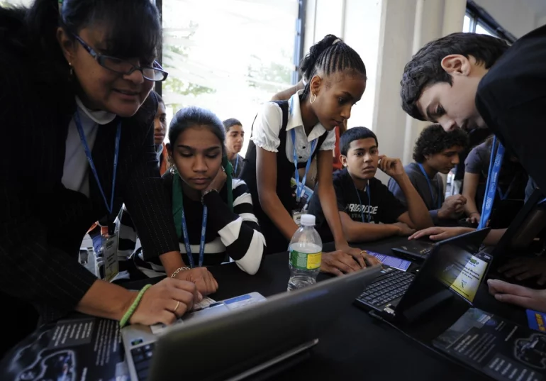 Students sign up for the DASH contest