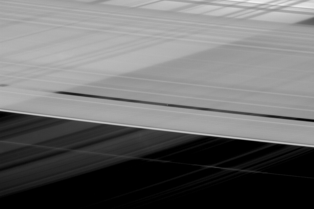 Saturn's rings appear to criss-cross themselves in a new Cassini image