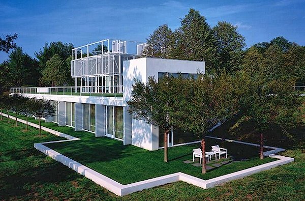 A right-front angled view of the front of Taghkanic house (Photo: T. Phifer and Partners)