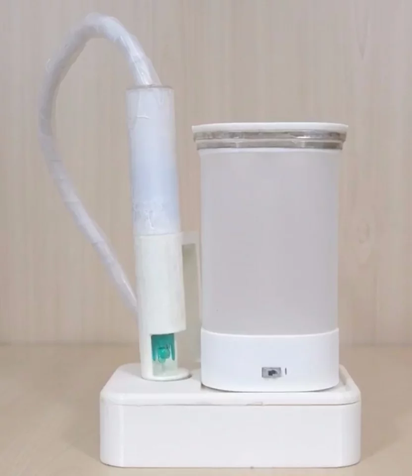 The pH sensor on the left is placed in a drink to capture the flavor and transmit it to the tumbler on the right